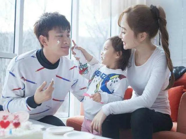 李小璐和贾乃亮之间的感情,为什么说因为感动在一起的感情走不远?