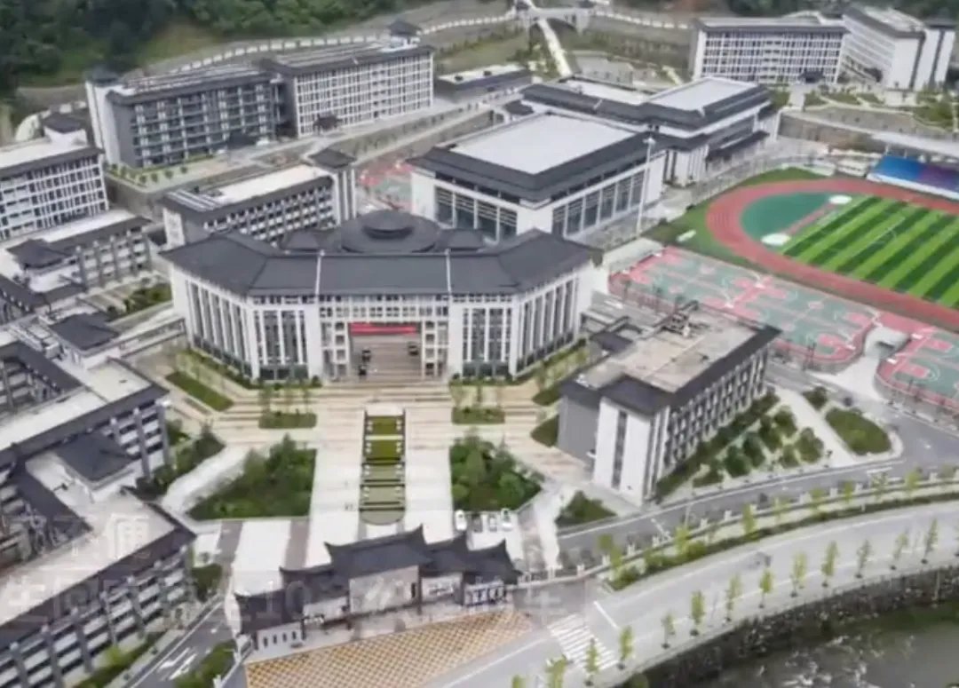 陕西贫困县花7.1亿建豪华中学，这又是个腐败的项目吗？