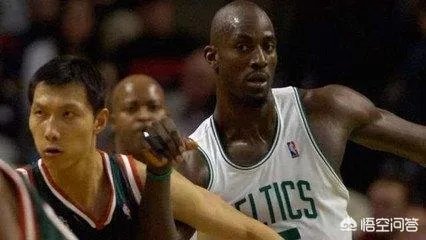 当年易建联在NBA新秀赛季,一拳将挑衅的加内特击倒在地是怎么回事?当时发生了什么?