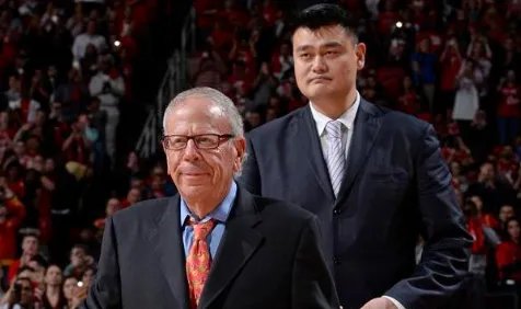 姚明重返火箭更衣室为休城捐十万？