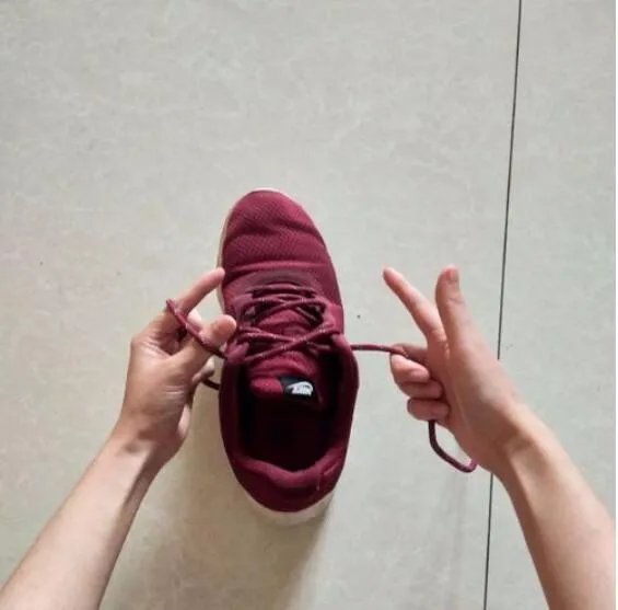 鞋带蝴蝶结的系法图解