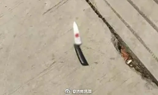 三把菜刀从天而降怎么回事：又一惊险的高空坠物事件