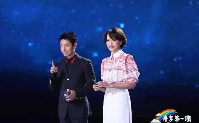 告别央视春晚两年董卿淡出主持舞台，最近主持《开学第一课》你觉得怎么样？