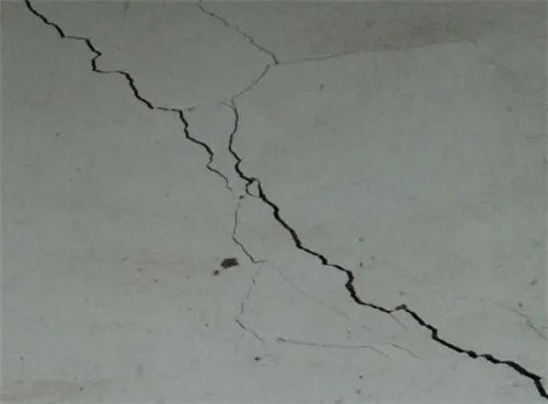 水泥地面裂缝如何处理