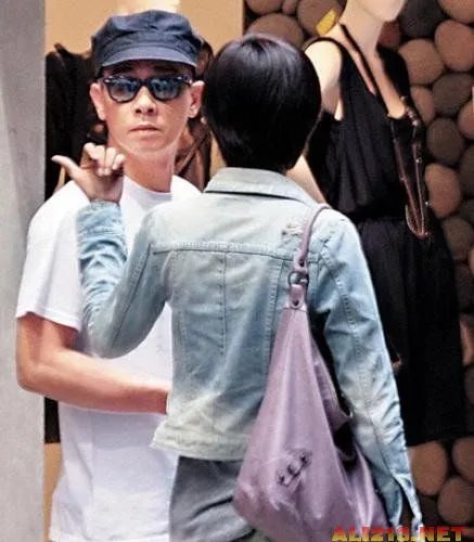 大男子成小跟班 盘点娱乐圈里的“母老虎”