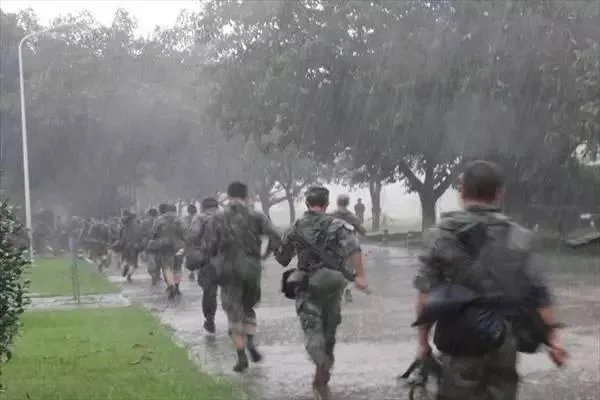 一个女孩35个老兵爸爸，背后又有什么感人的故事？