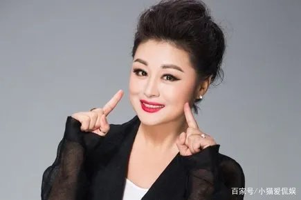 于月仙车祸去世，四人同乘一辆车，唯独她当场去世，谁来承担这起事故责任？