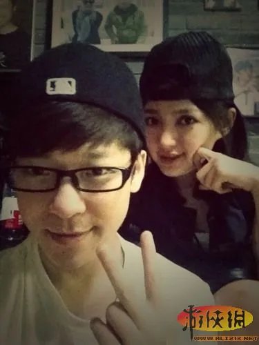 32郎激吻丁少华 《中国好声音》幕后照亲如家人