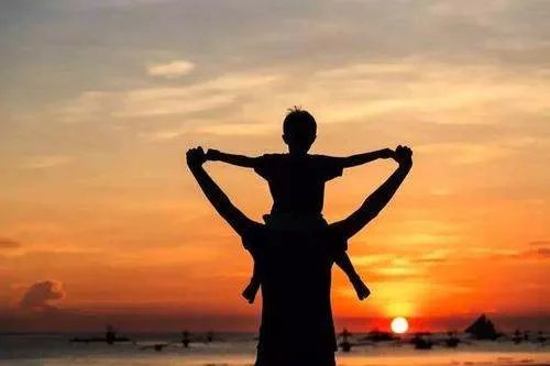 50岁父亲向女儿前男友求婚，什么情况？