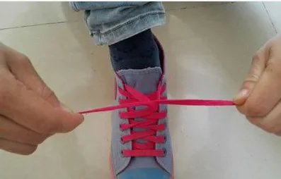 鞋带蝴蝶结的系法图解