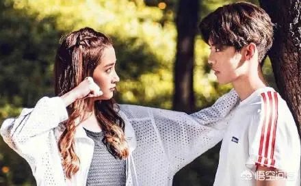 鹿晗准时为关晓彤庆生，你怎么看？如何评价他们的爱情？