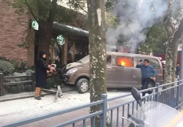 上海一车辆冲上人行道导致多少人受伤？