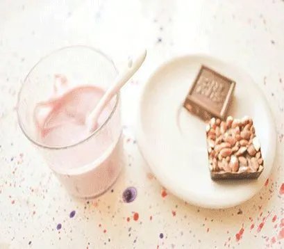 有一个动画电影，演的是一群动物还有人赛车，电影里有个人叫大茶饭，开个大货车，最后是一个女孩得了冠军