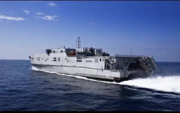 小伙是怎样斥责军舰旁穿和服拍照女子的？