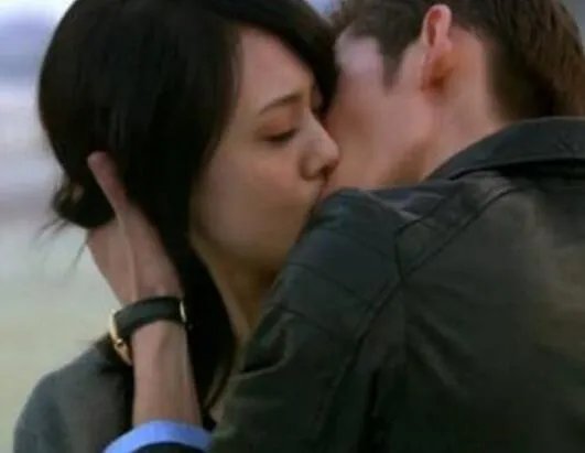 《胜女的代价2》张翰郑爽吻戏剧照曝光 忘情激吻遭网友调侃