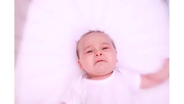 婴儿打嗝什么原因