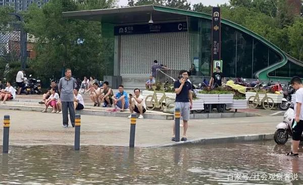 在郑州地铁5号线车厢里给大家鼓劲儿的女子去世了，她是如何“掉队”的？