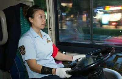 老人坐过站和司机抢方向盘，这种人是否该限制公交出行呢？