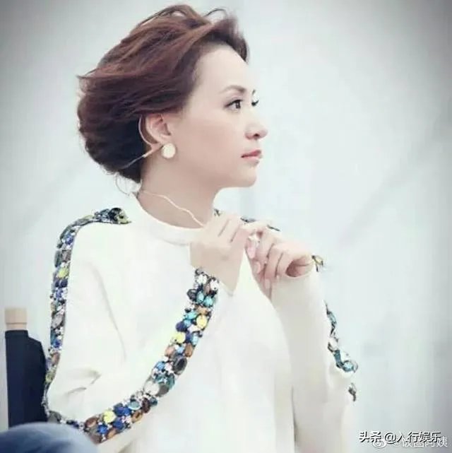 告别央视春晚两年董卿淡出主持舞台，最近主持《开学第一课》你觉得怎么样？