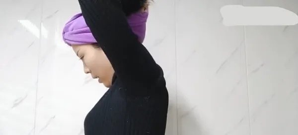 怎么用毛巾包头发图解