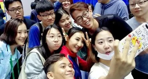 何雯娜退役了吗？