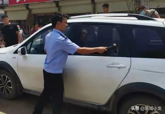 山东菏泽1岁娃被锁车内，民警要砸窗救人，孩子妈妈坚持“再等等”，她想等啥？