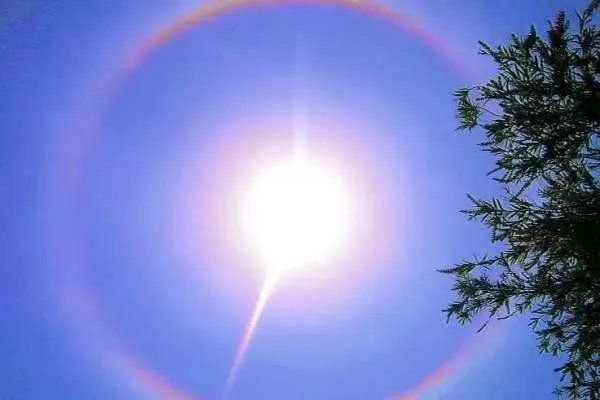 北京同时出现日晕和七彩云，这种现象是如何产生的？