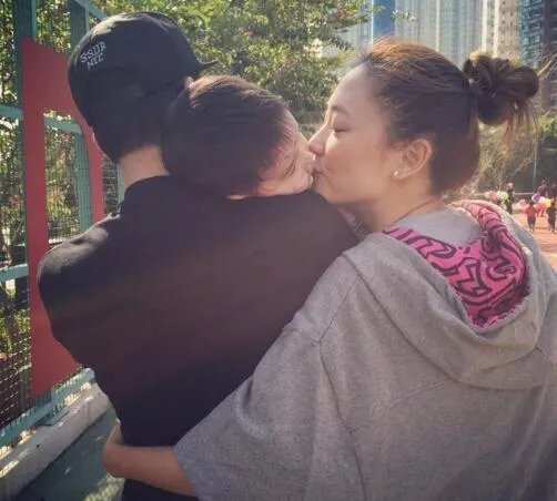 Jasper的妈妈应采儿是如何诠释港味时尚范的？