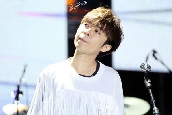 吴青峰和很多女艺人关系都很好，他有女朋友吗？