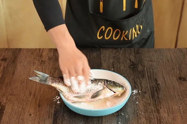 红烧鲤鱼的家常做法 怎么做红烧鲤鱼