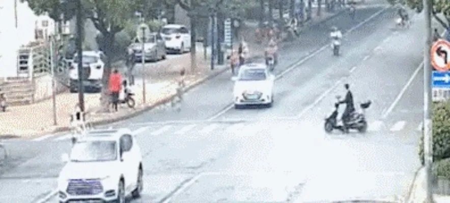 母女违规横穿马路，女司机鸣笛提醒却遭暴扇十几个耳光，你怎么看？