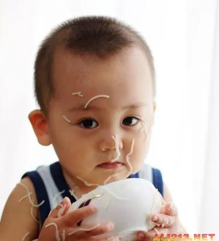 “吃面弟”火速走红 盘点网络上爆红的萌童