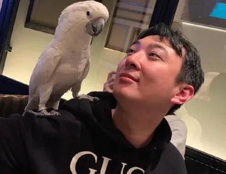 王思聪春节在三亚吃大鹅，还跟老板豪爽碰杯，你怎么看？