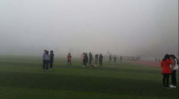 郑州一高校学生称雾霾天还要晨跑,校方：没强制,可周末补跑,对于大学里的晨跑有必要吗？