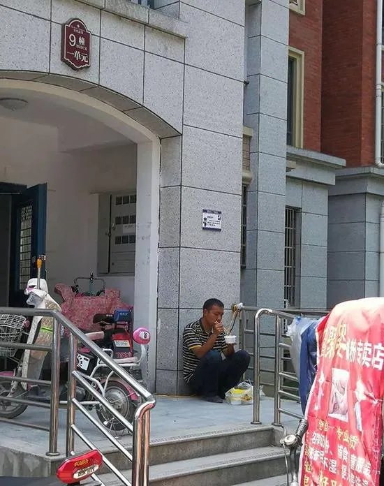 谁蹲墙角吃面照走红了？