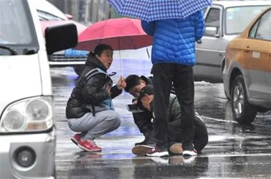 老人雨中摔伤众人撑伞救护:搭把手这都不叫事