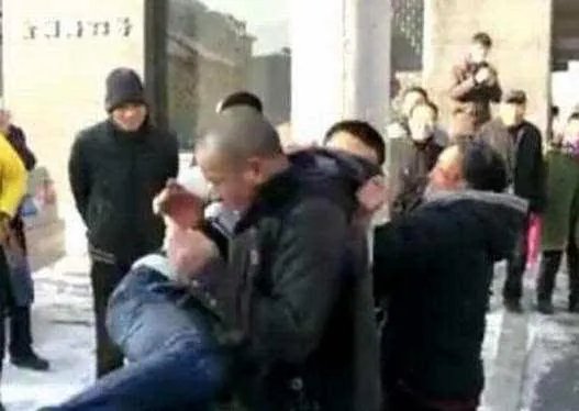 小伙嫌房小打父母 自己没能力买大婚房还怪父母