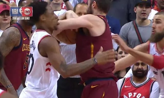 第二轮G1，骑士乐福因肘击德罗赞被追加一级恶意犯规，你怎么看待？