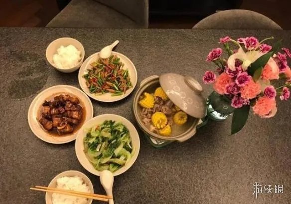 王思聪新欢张小蒙遭扒 有颜任性晒素颜照大秀厨艺！