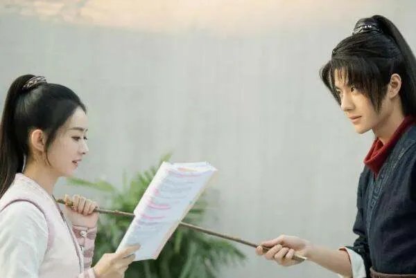 有翡新剧照发布,为啥赵丽颖的服装还是平平无奇?