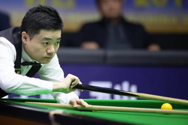 丁俊晖在晋级16强的比赛中有什么惊人的表现？