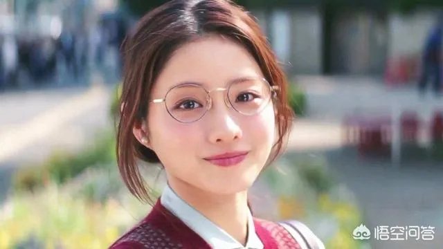 张含韵撞脸石原里美，那么她能像十元那样从事业低谷逆袭翻红吗？