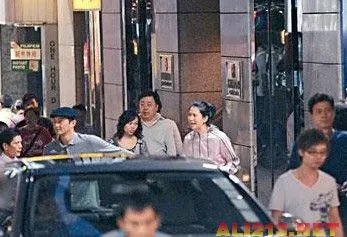 大男子成小跟班 盘点娱乐圈里的“母老虎”