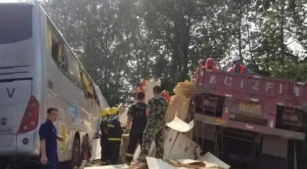 长深高速江苏宜兴特大交通事故的背后都有哪些相关责任人？