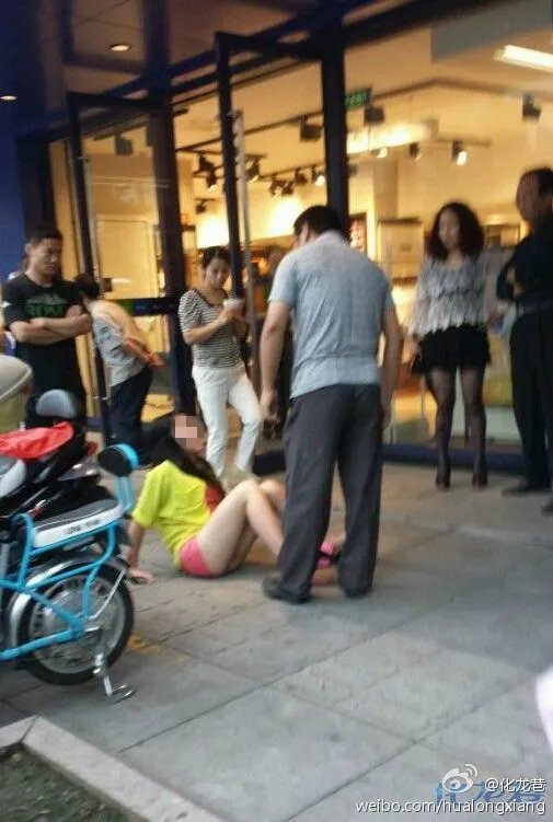 江苏14岁少女打扮成熟 当街与父亲发生肢体冲突