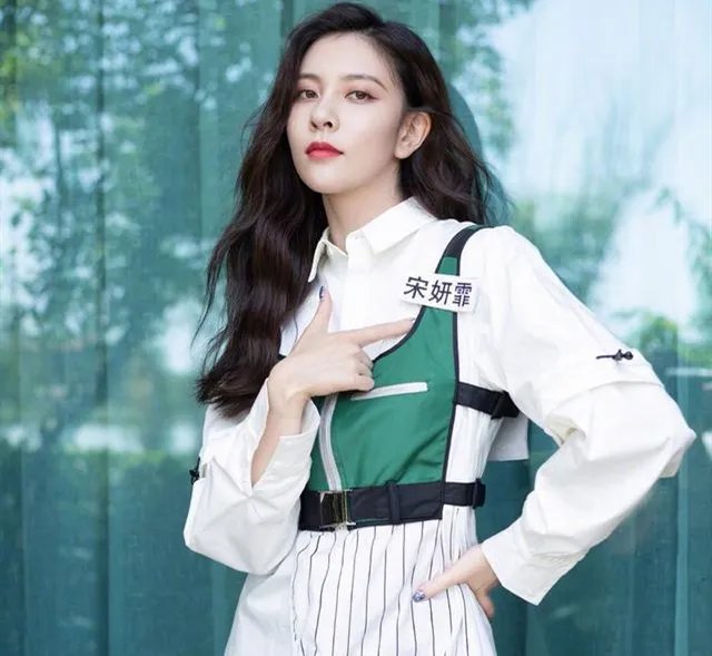 张一山被曝与神秘女牵手，宋妍霏做了什么让人拍手叫好的事情？