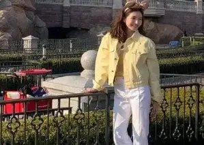 网友偶遇江疏影逛迪士尼，还背着玲娜贝儿的包包，姐姐也喜欢玲娜贝儿吗？