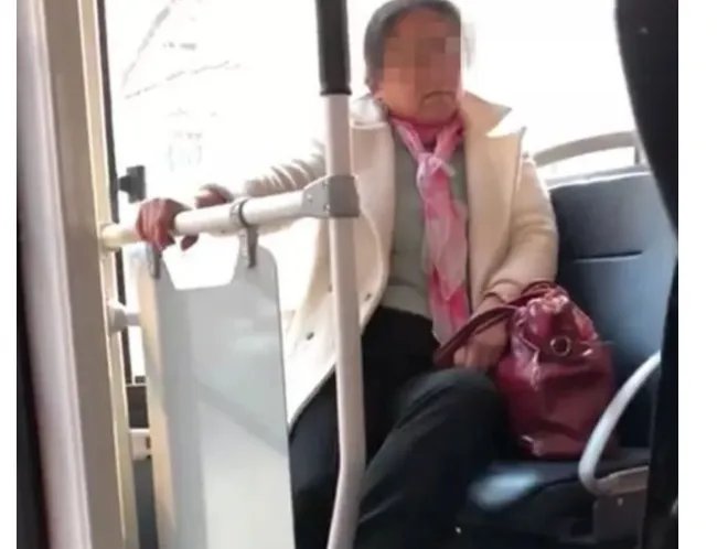 济南一小学生为何遭老太打骂？