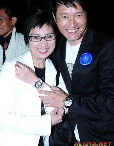 大男子成小跟班 盘点娱乐圈里的“母老虎”