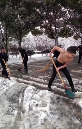 江苏一90后辅警赤膊铲雪为何能走红？